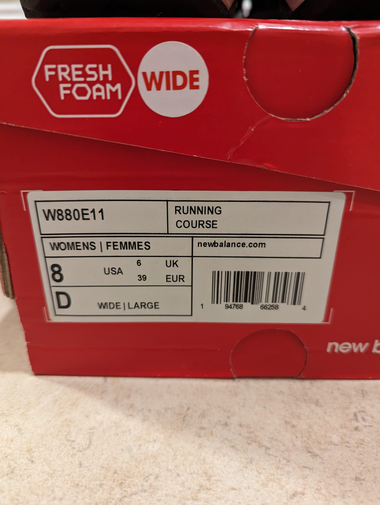 Woman's New Balance Goretex walking shoes  sized 8 wide image indicator(3)