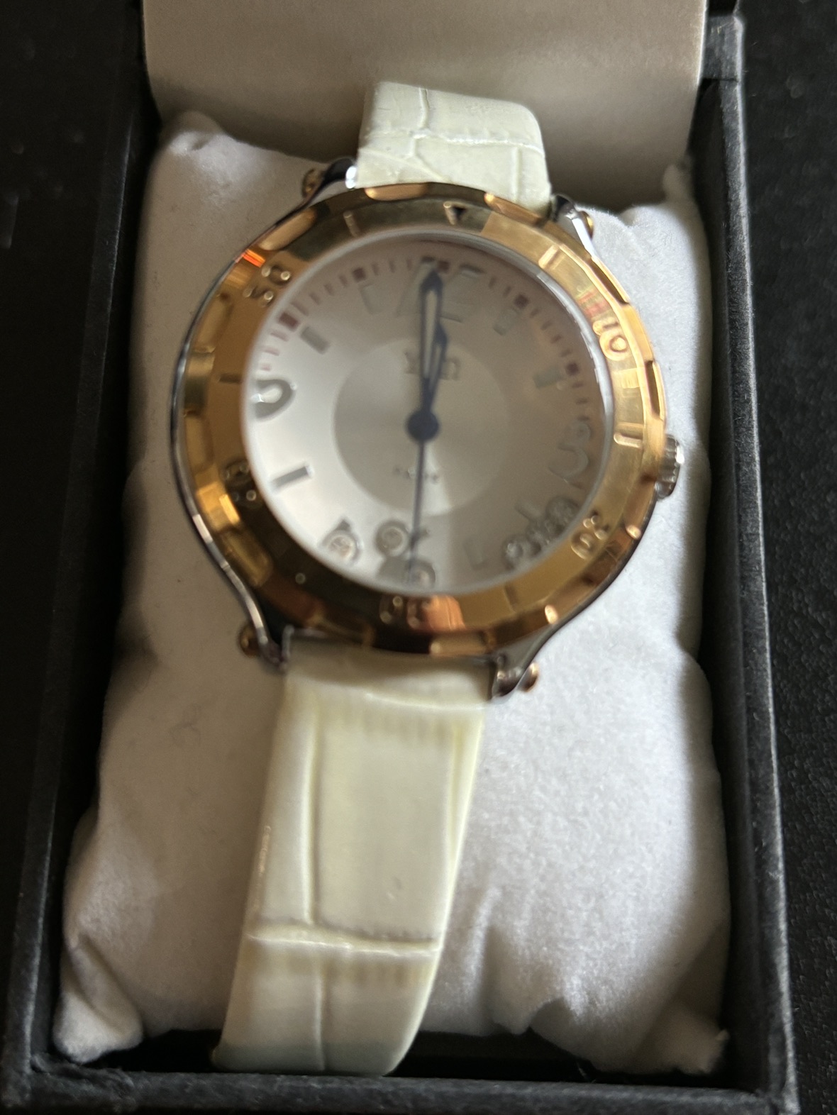 Yien Paris ladies wrist watch. New but needs battery thumbnail