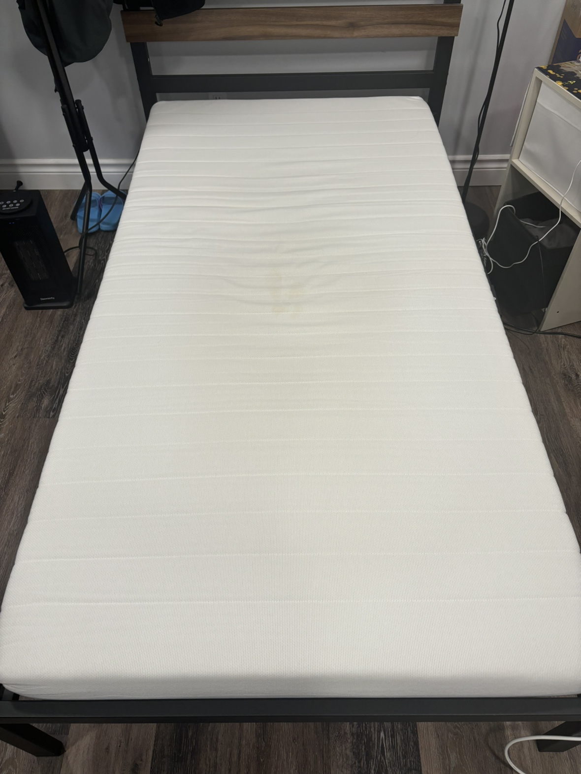 IKEA Twin mattress -with fitted sheet