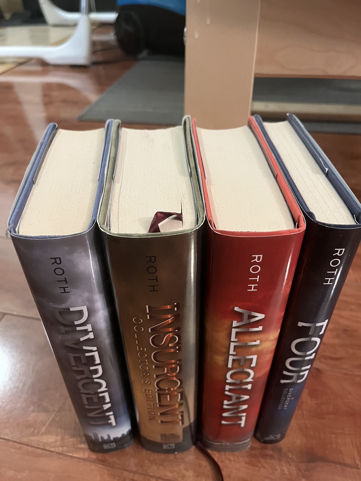 Divergent book set image indicator(2)