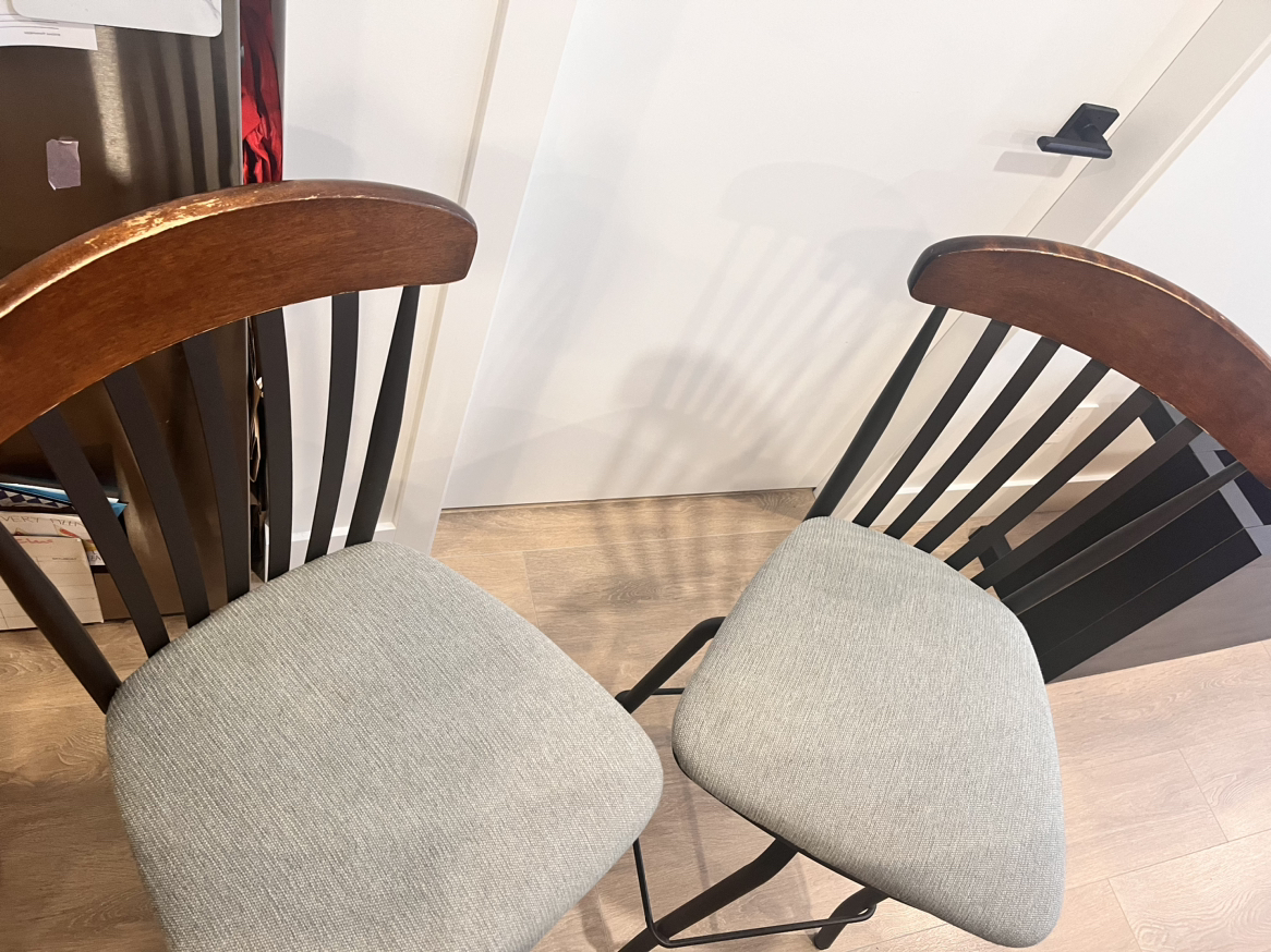 Swivel in Style: 2x Elegant Bar Stools for a Modern Home - photo 4