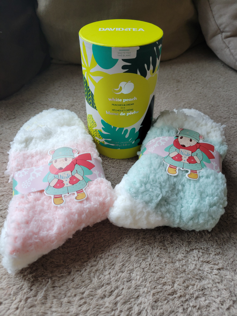 Fuzzy socks & David's Tea bundle image indicator(2)