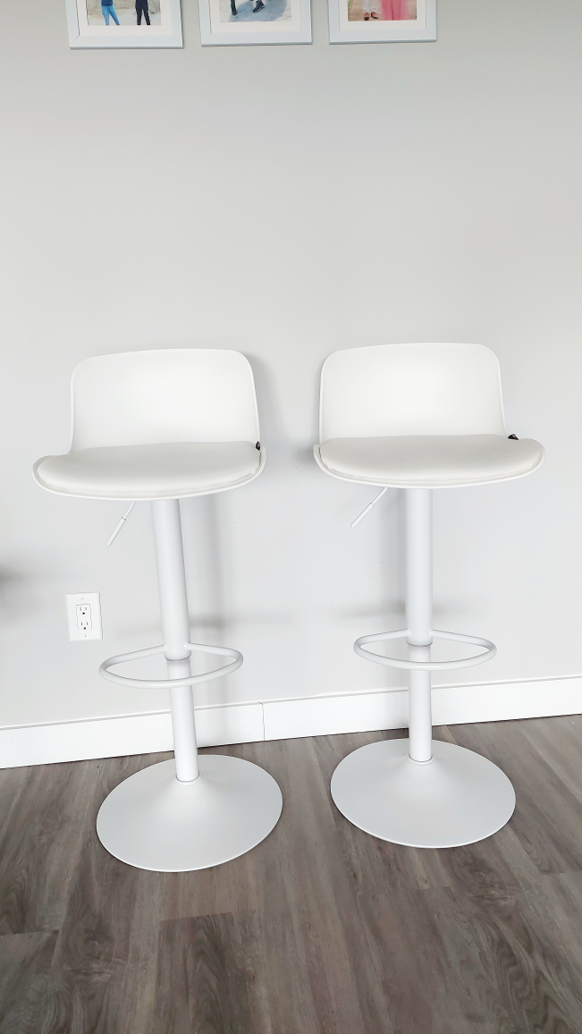 !GREAT DEAL! 2 Bar Stools with 360°rotation in great condition thumbnail
