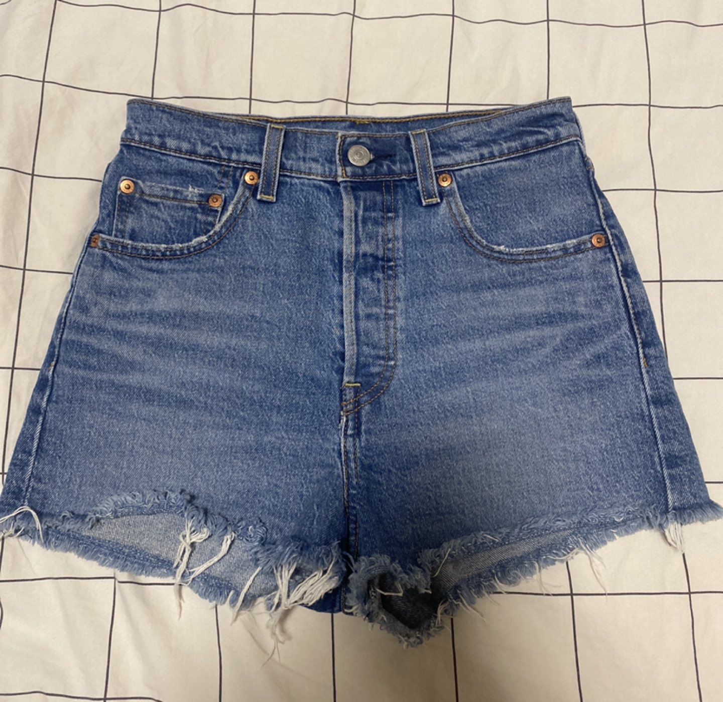 Levi’s Ribcage shorts thumbnail