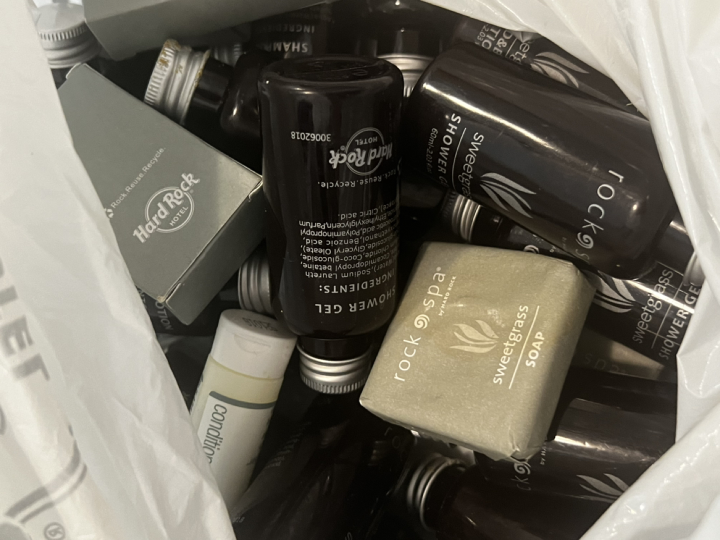 Free bags of hotel toiletries 🥕 image indicator(3)