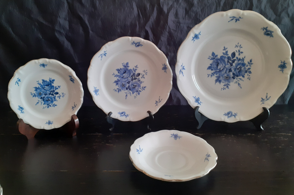 Queen Anne Royal Bavarian Dinnerware Set image indicator(2)