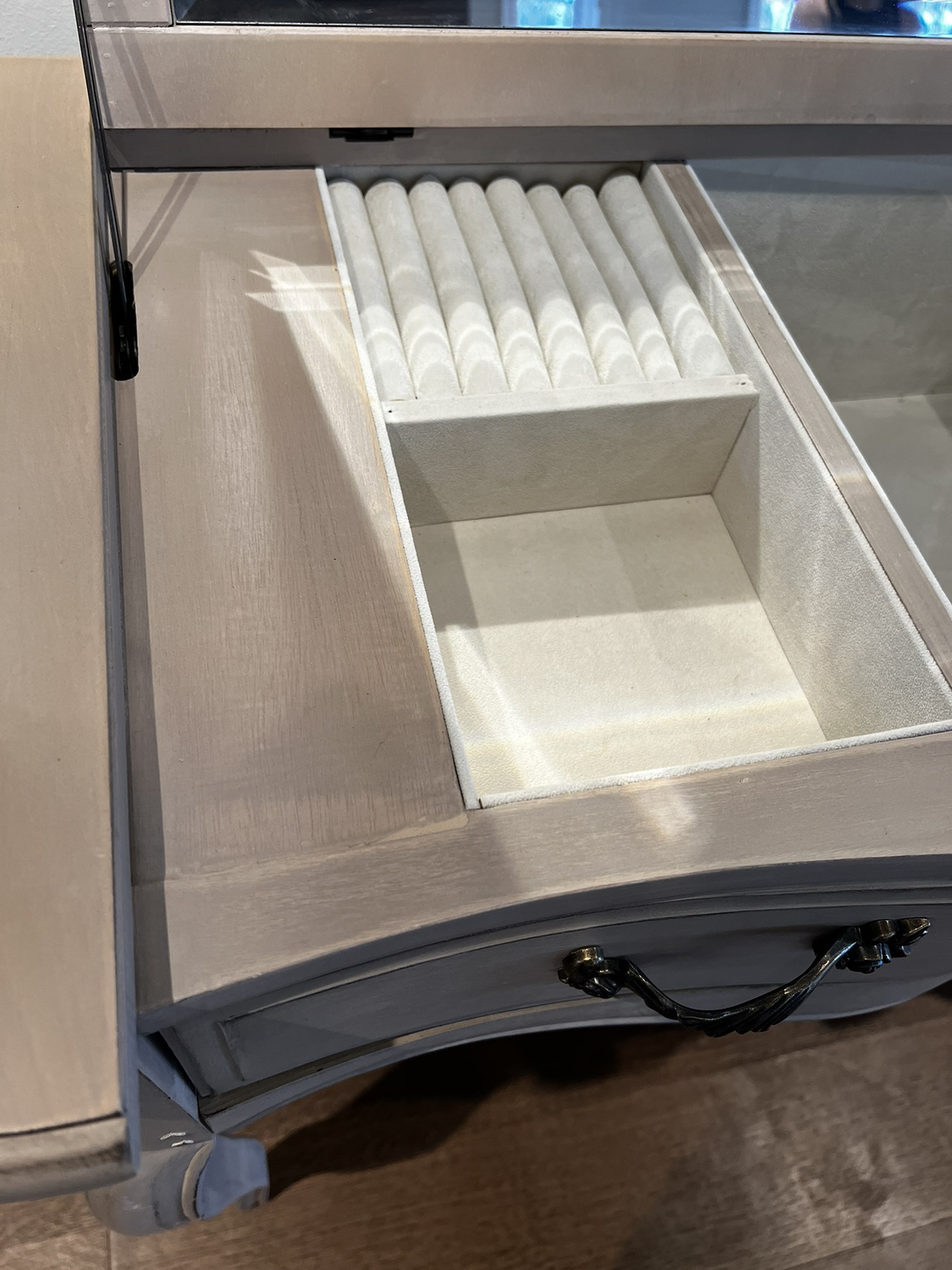Vie En Province 3-Drawer French Vanity Table! - photo 4