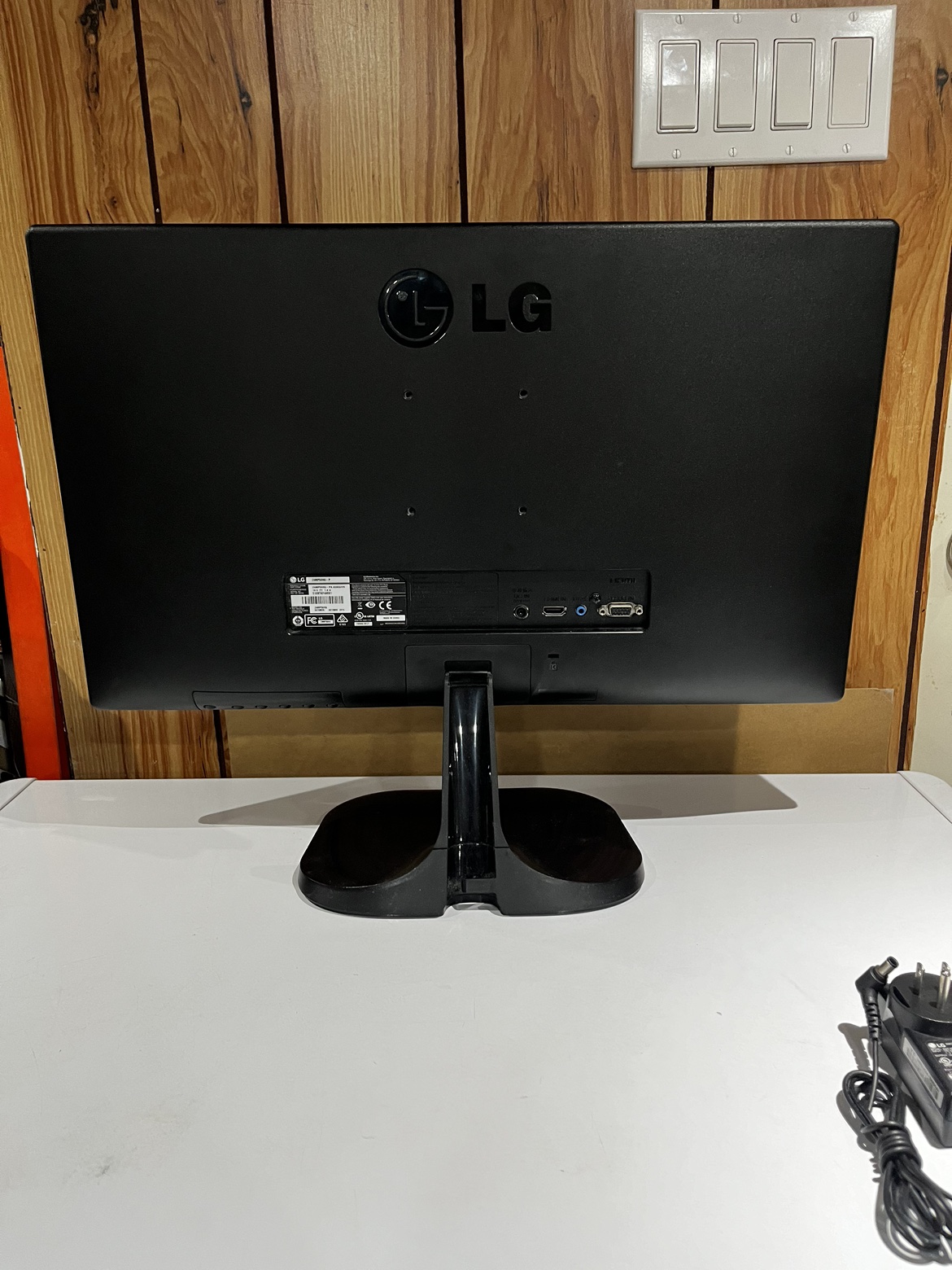24 inch LG computer monitor - photo 3