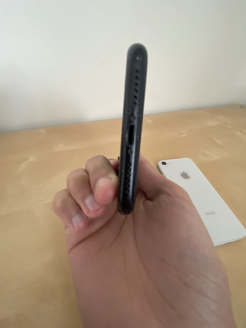 iPhone XR - 64GB - Damages to phone and iPhone 8 - photo 5