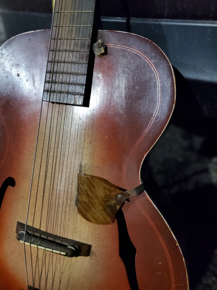 Vintage Archtop Regal Guitar image indicator(7)