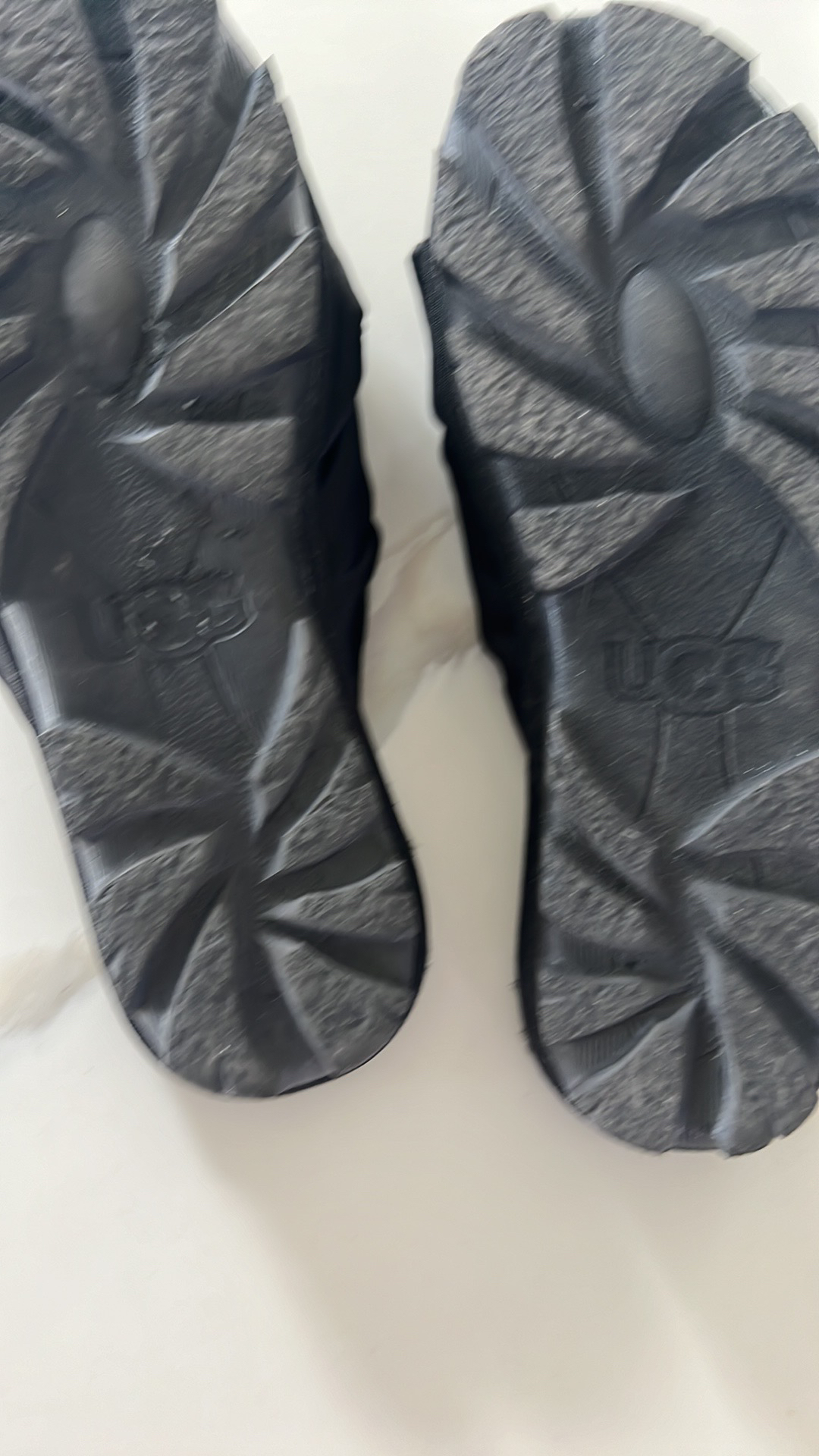 UGG slides sandals image indicator(3)