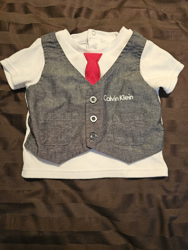 Calvin Klein Outfit image indicator(2)