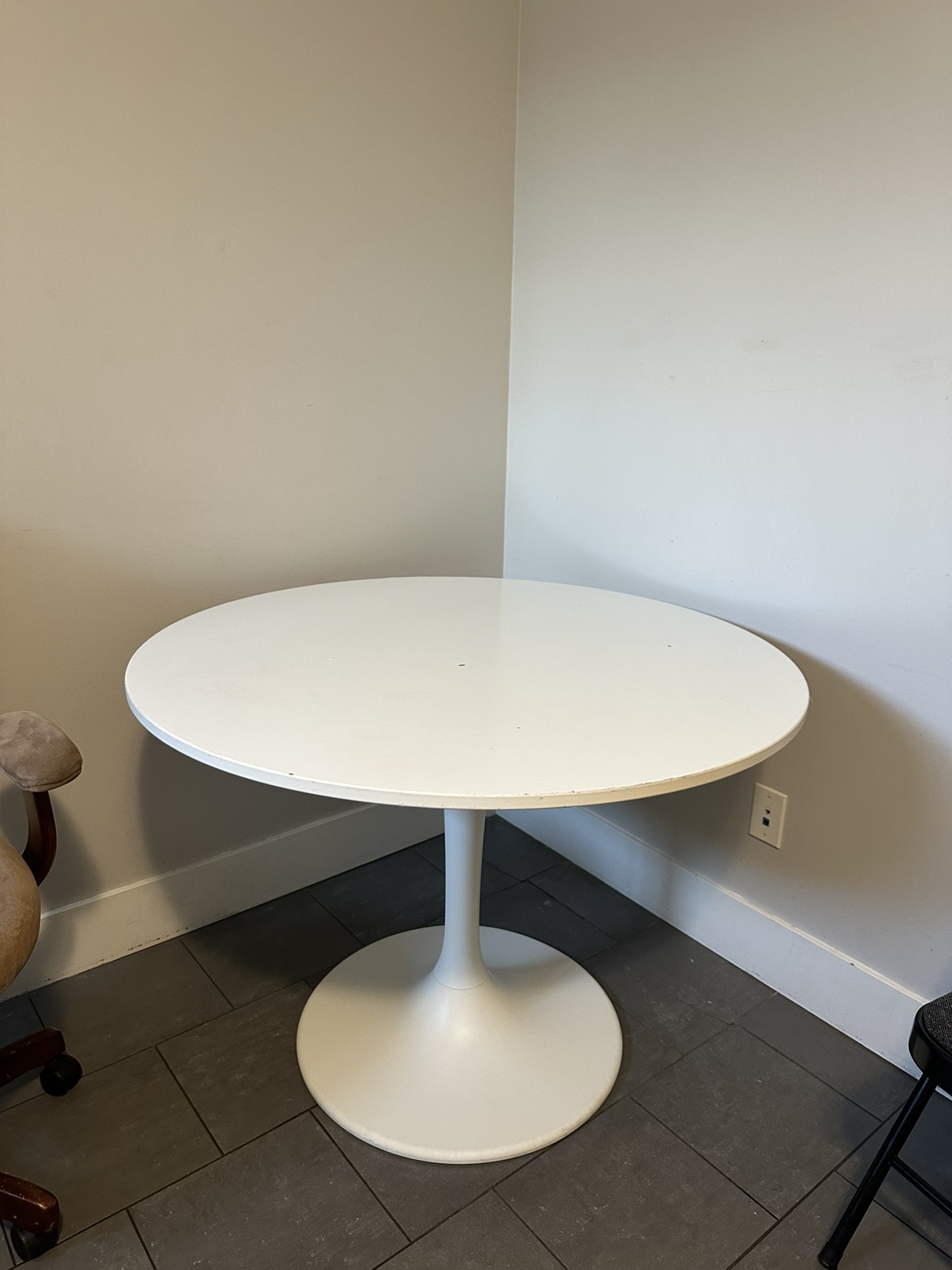 White table image indicator(4)