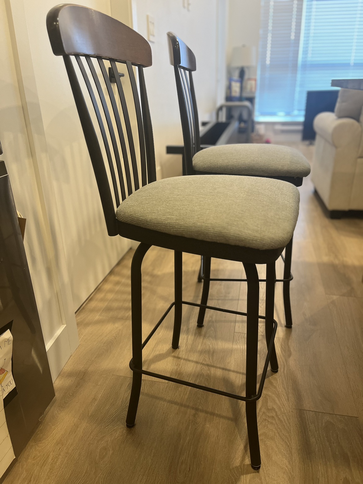 Swivel in Style: 2x Elegant Bar Stools for a Modern Home - photo 2