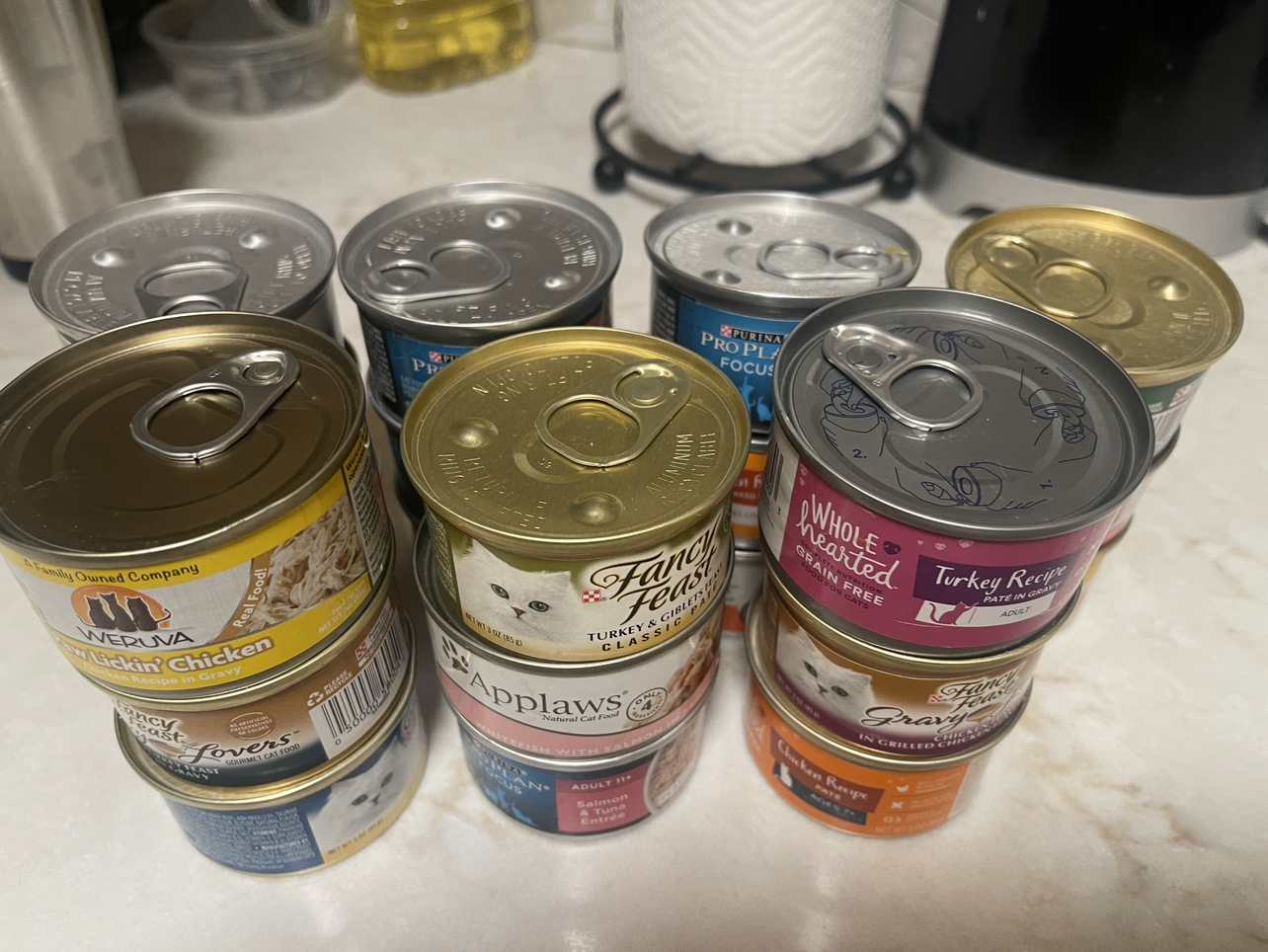 🥕21 cans of cat food and toys - photo 2