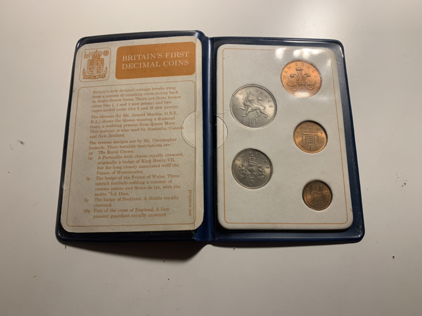 Uncirculated Britains First Decimal Coins - photo 4