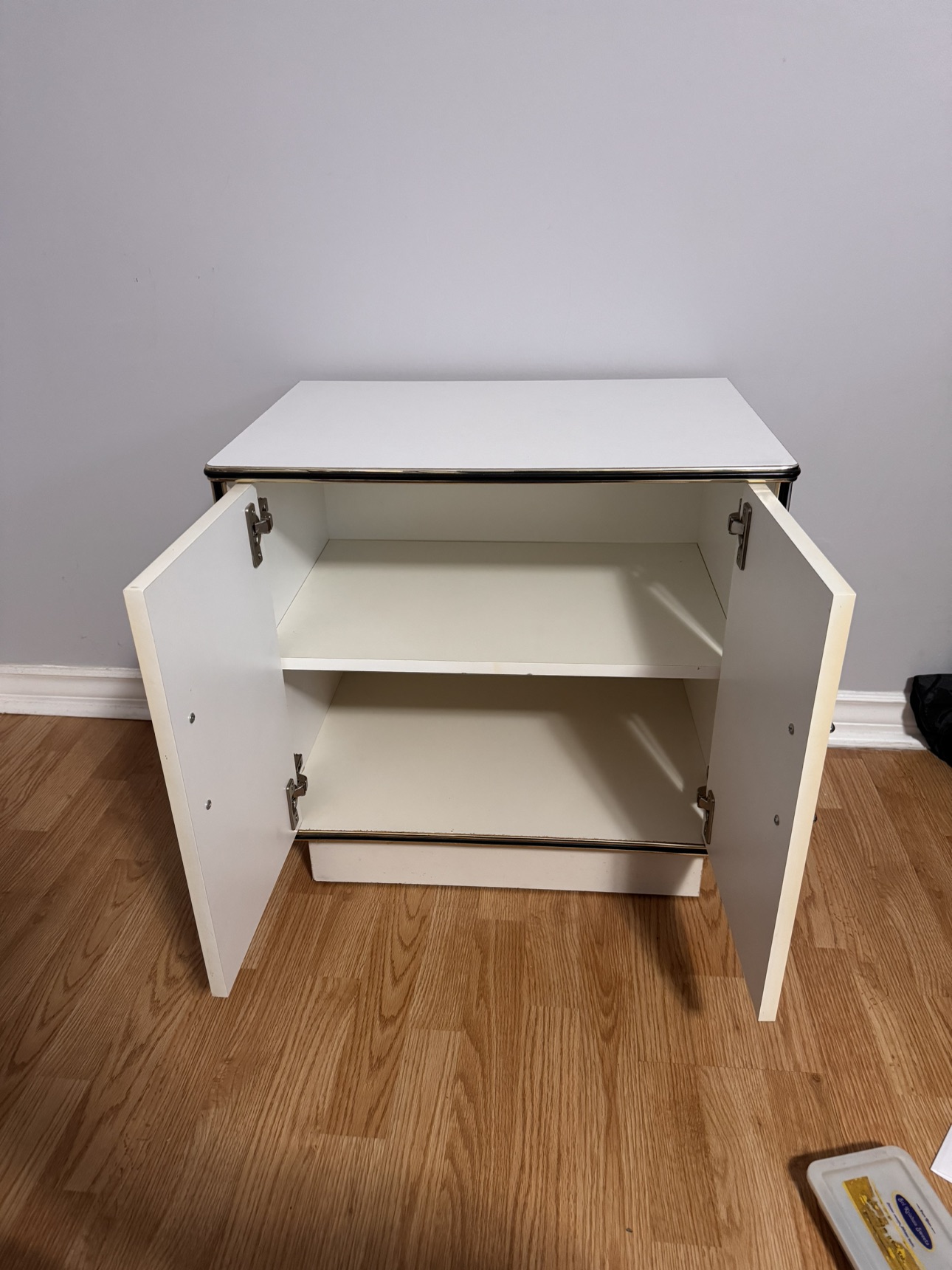 Moving Sale! - Spacious Bedside Table - photo 4