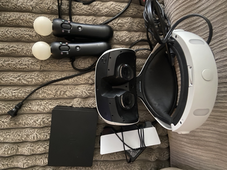 Essentials brand new t-shirt from holt ren. XL image indicator(3)