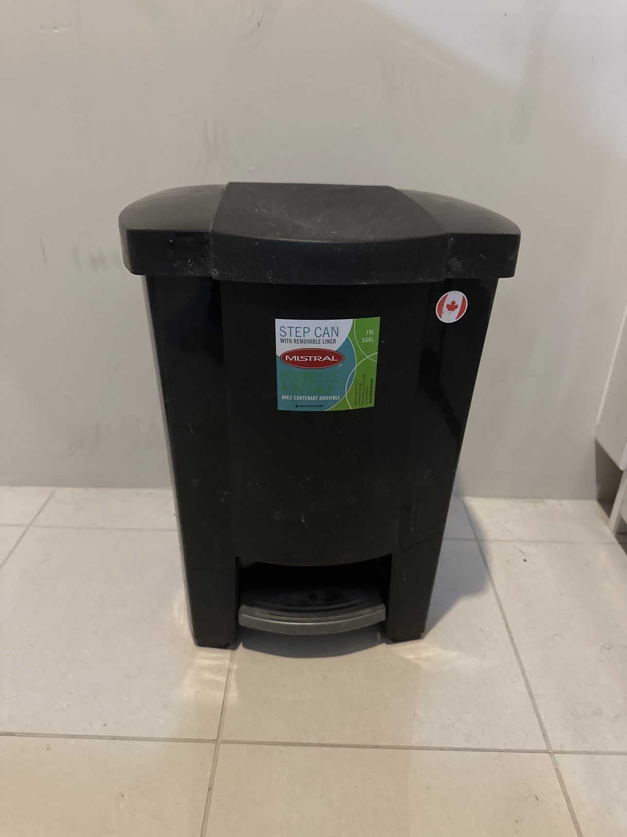 Step on plastic trash can 19L