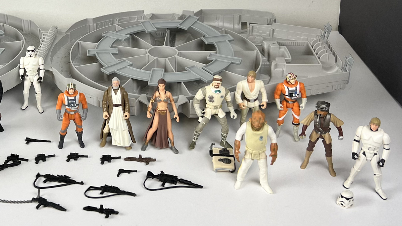 Millenium Falcón case w/18 figures image indicator(2)