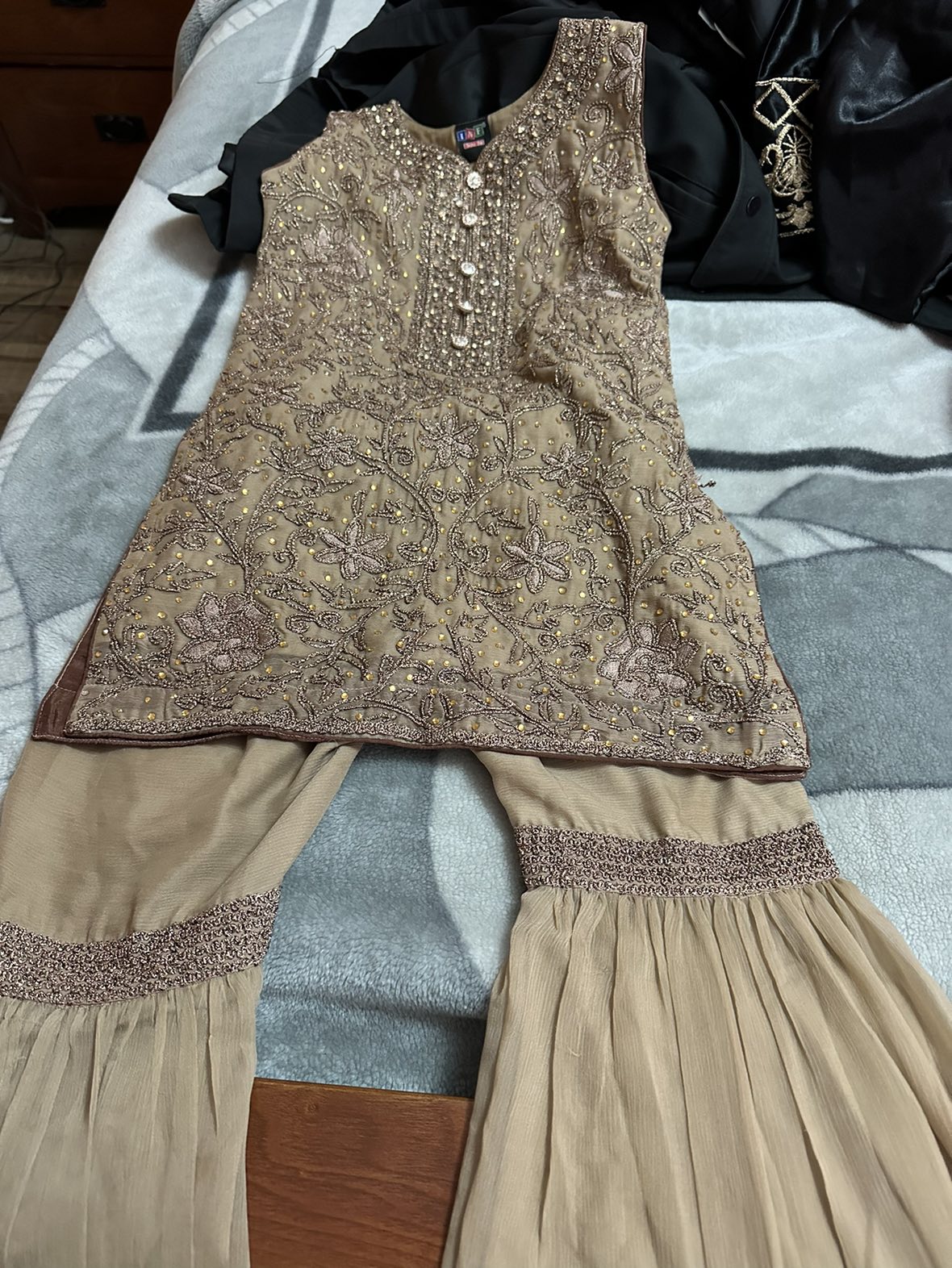 Fancy dress image indicator(3)