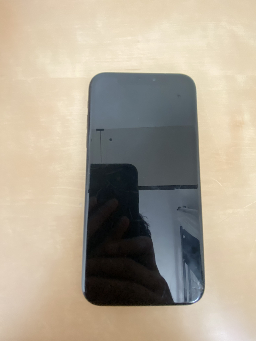 iPhone XR - 64GB - Damages to phone and iPhone 8 - photo 3