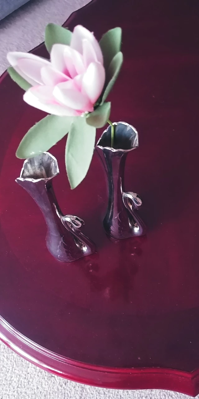 Cute Little two Swann Vases image indicator(4)