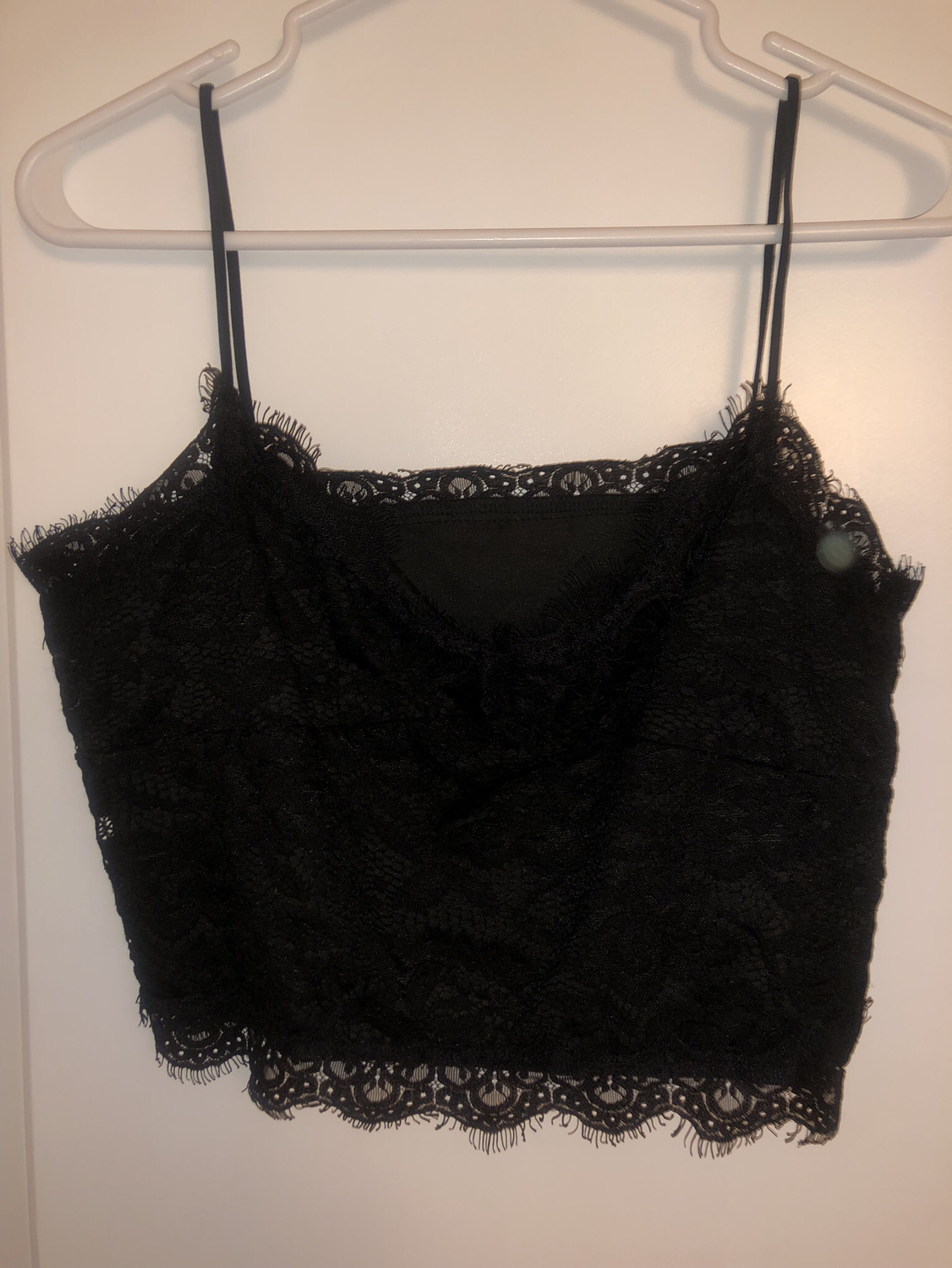 Scalloped cami lace tank top in black