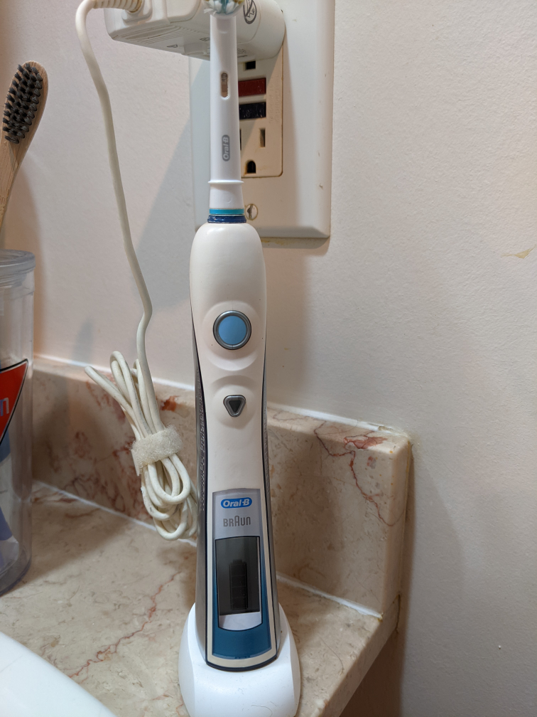 Oral B Electric toothbrush (withOUT brush head) thumbnail