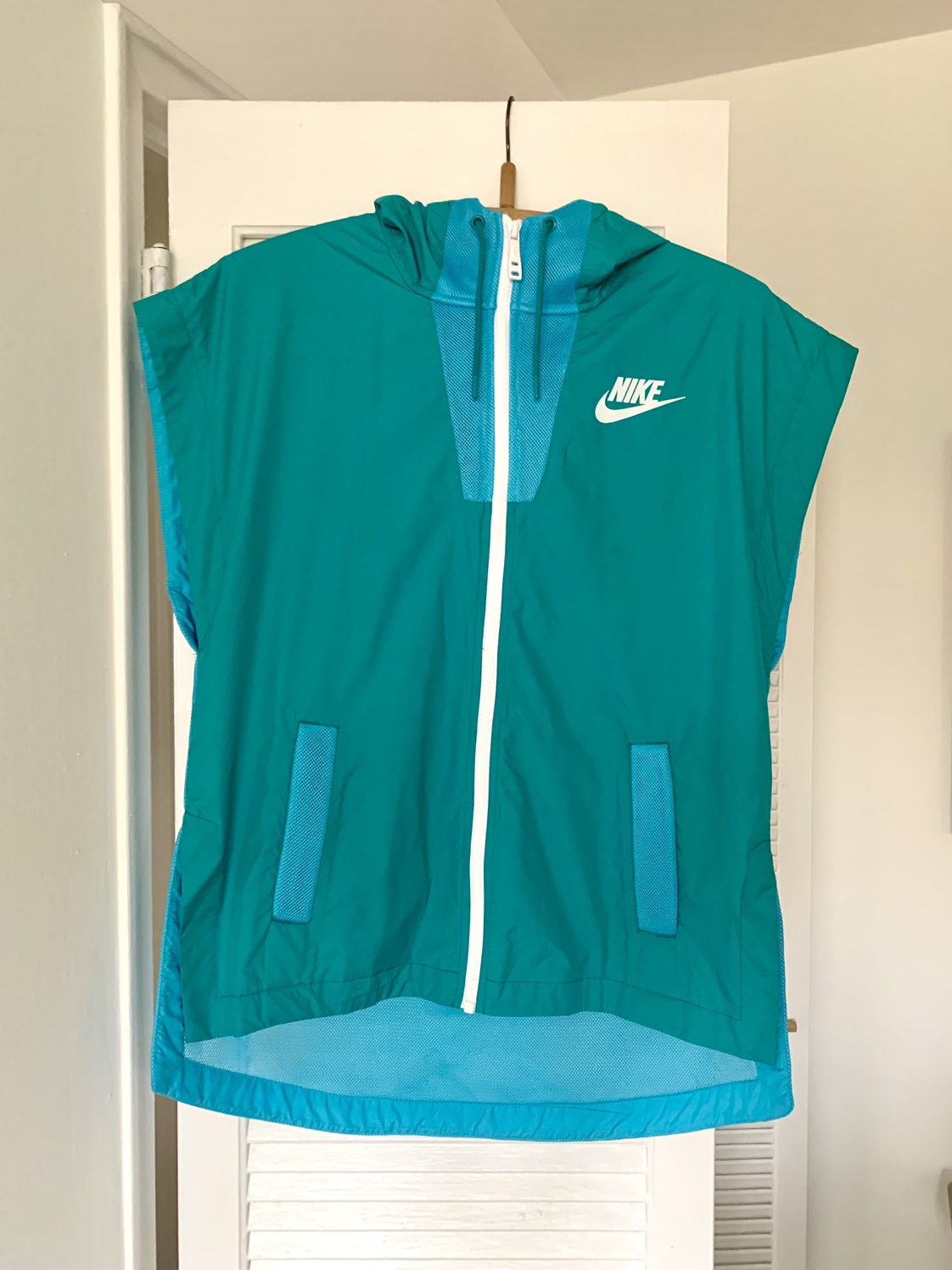 Price Drop📍Nike Zipper Vest with Hood Sleeveless Jacket 🥕 thumbnail