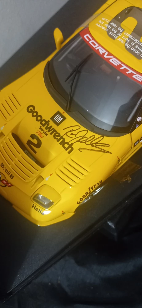 AUTOGRAPHED] AUTOart 2001 Chevy Corvette image indicator(2)