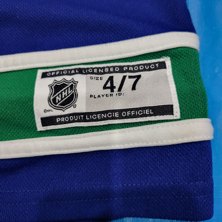 Kids size  4/7 
 Elias Pettersson 
 Vancouver Canucks image indicator(3)