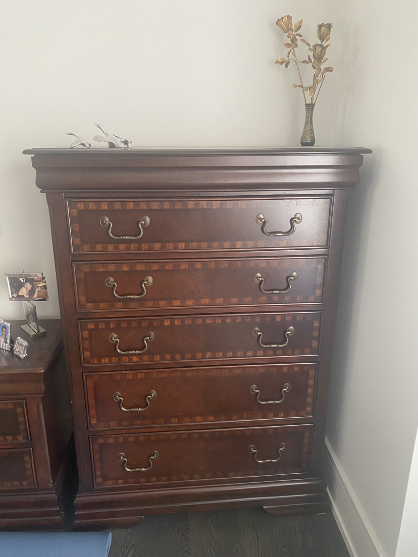 Chest of drawer