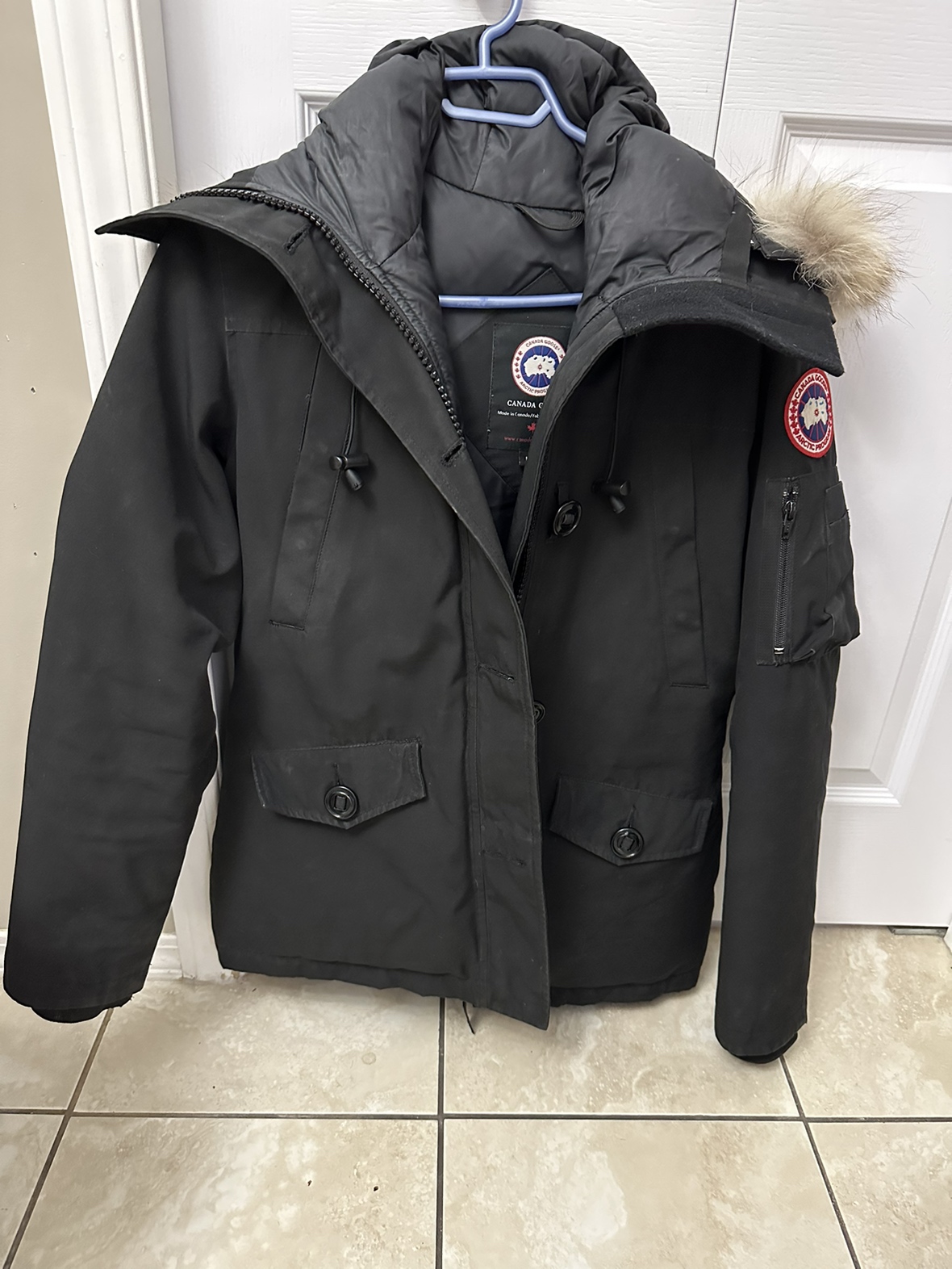 Buy and sell used canada goose in Calgary Int Airport Karrot