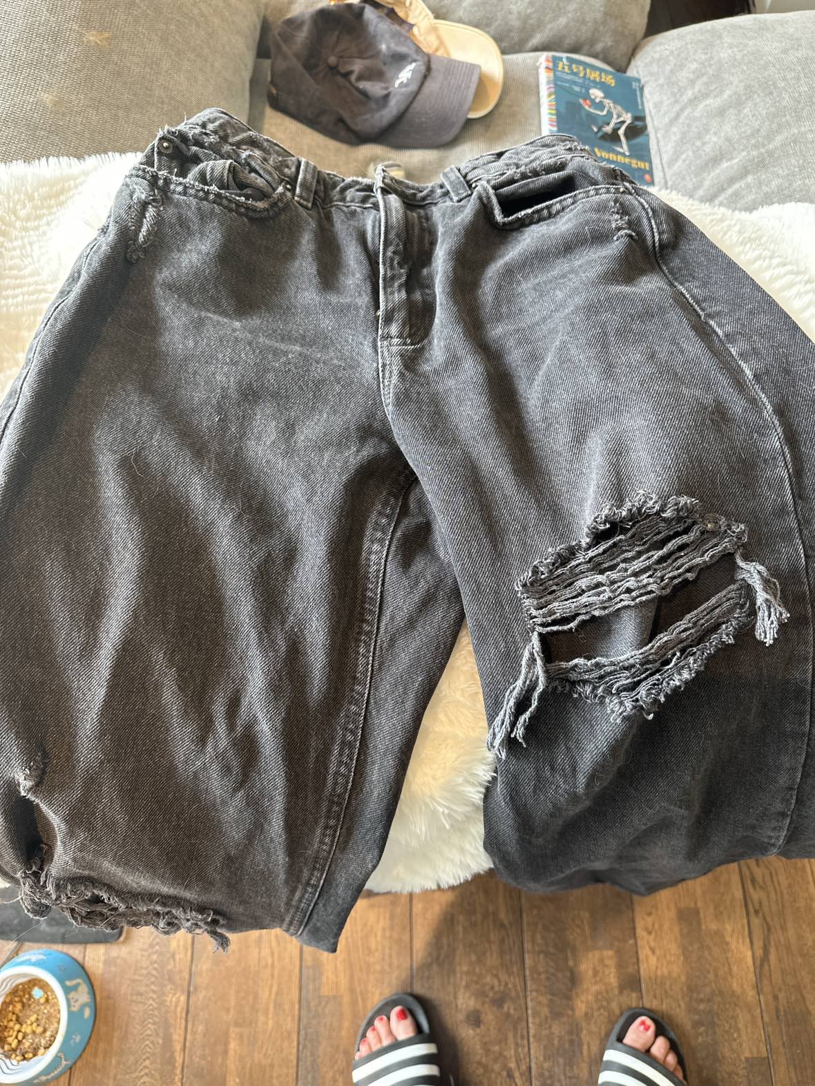 Black ripped oversized jeans garage image indicator(4)