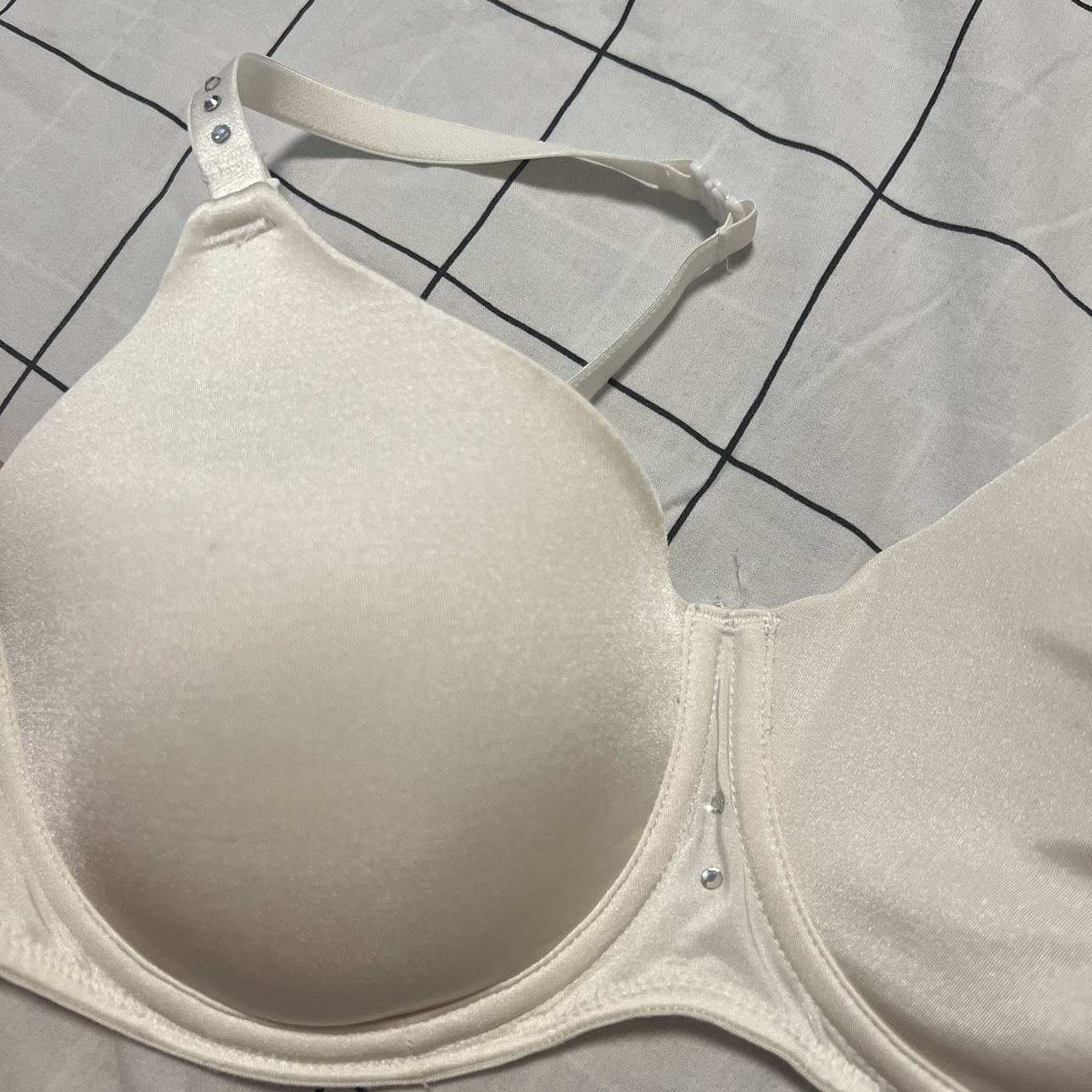 New Amoena mastectomy bra - 32B image indicator(6)
