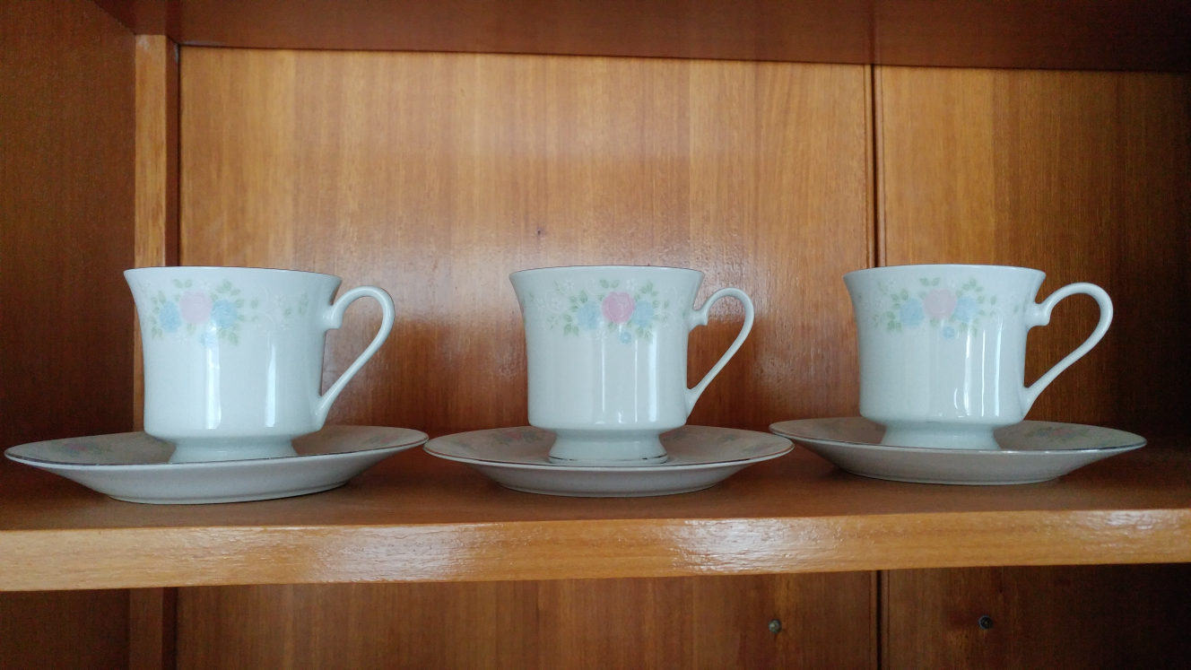 Vintage tea cup and saucer set (set of 3)