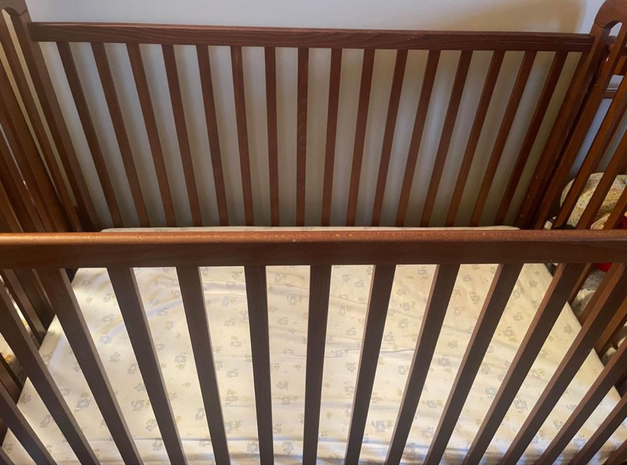 Brown Storkcraft Hillcrest Crib - photo 3