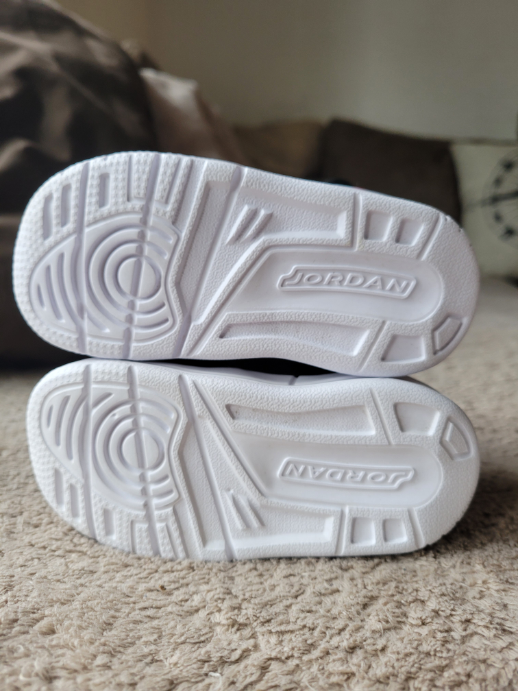 Children's Jordan's size 6 image indicator(3)