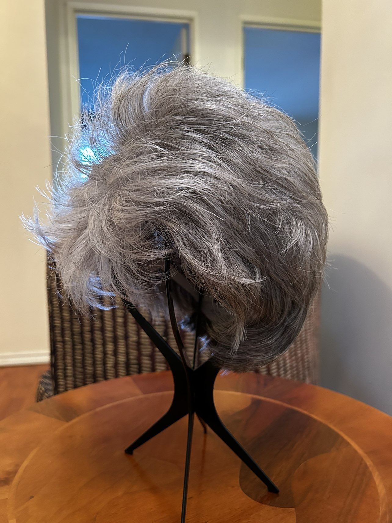Wig godivas secret grey fox medium short with stand - photo 4