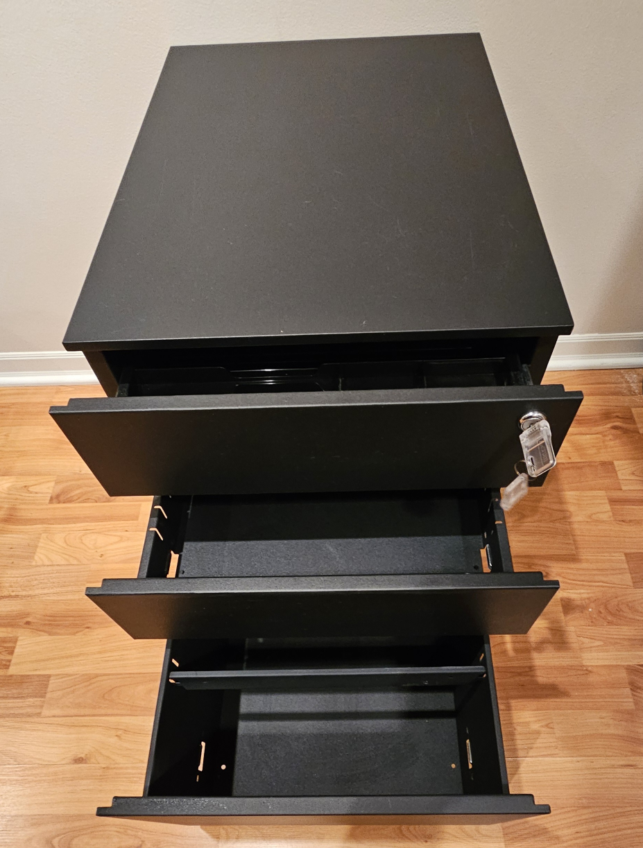 3 drawer locking filling cabinet on casters - photo 2