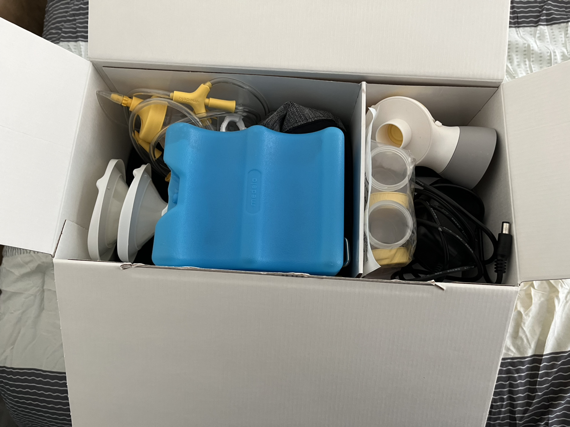 Medela pump breastfeeding - photo 4
