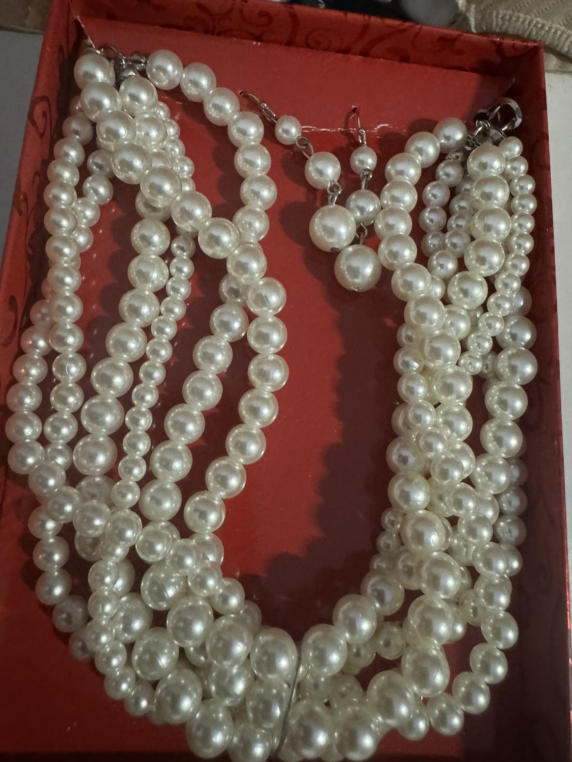“Brand new” 🥕 Beautiful Pearl necklace with matching earrings thumbnail