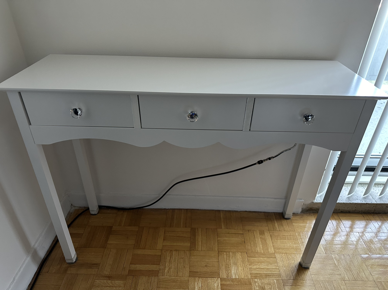EUC console/entryway/makeup table see comments for measurements - photo 2