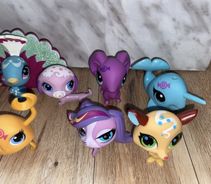 Littlest Pet Shop Generation 4 Pets Bundle of 17 image indicator(7)