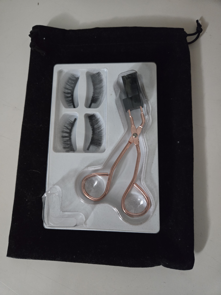 Eyelashes clip on