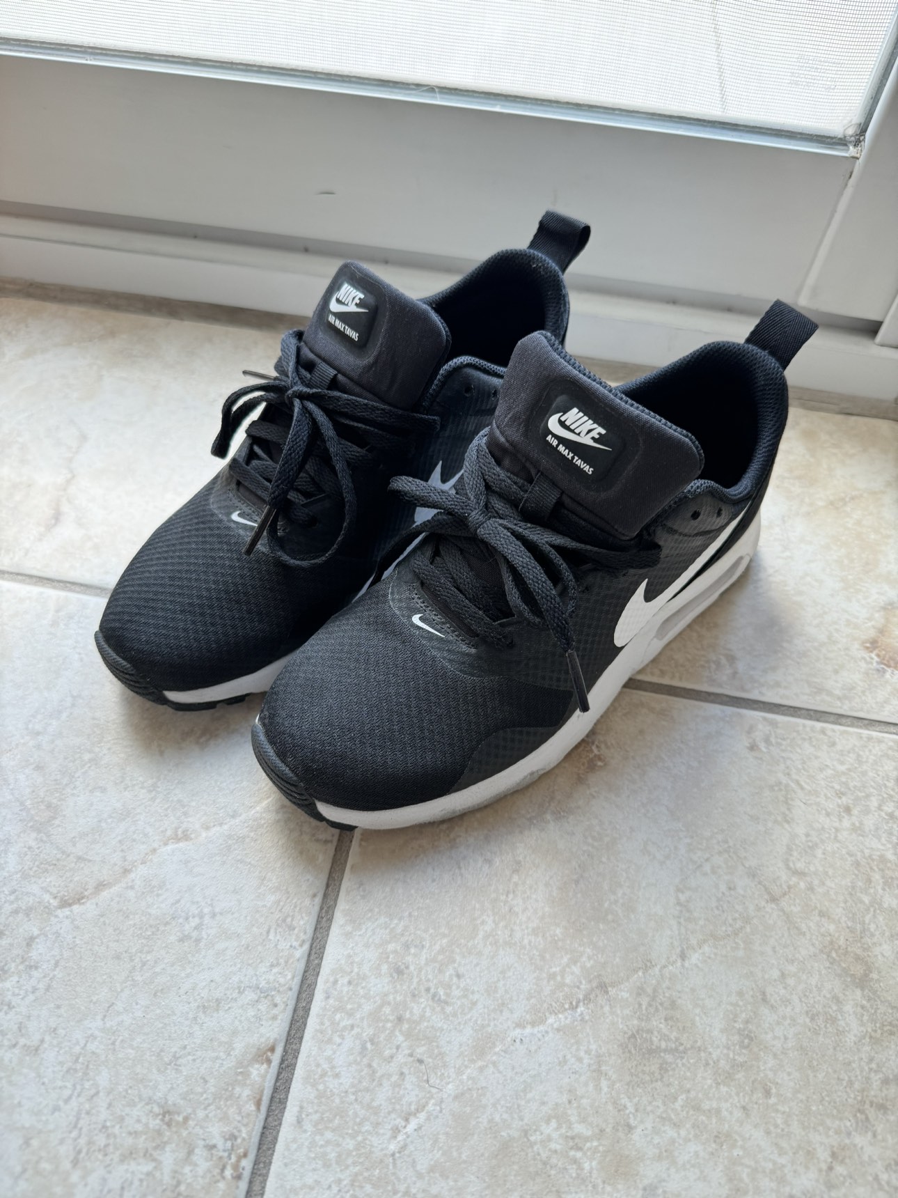 Nike Air Max Tavas (Women’s size 7)