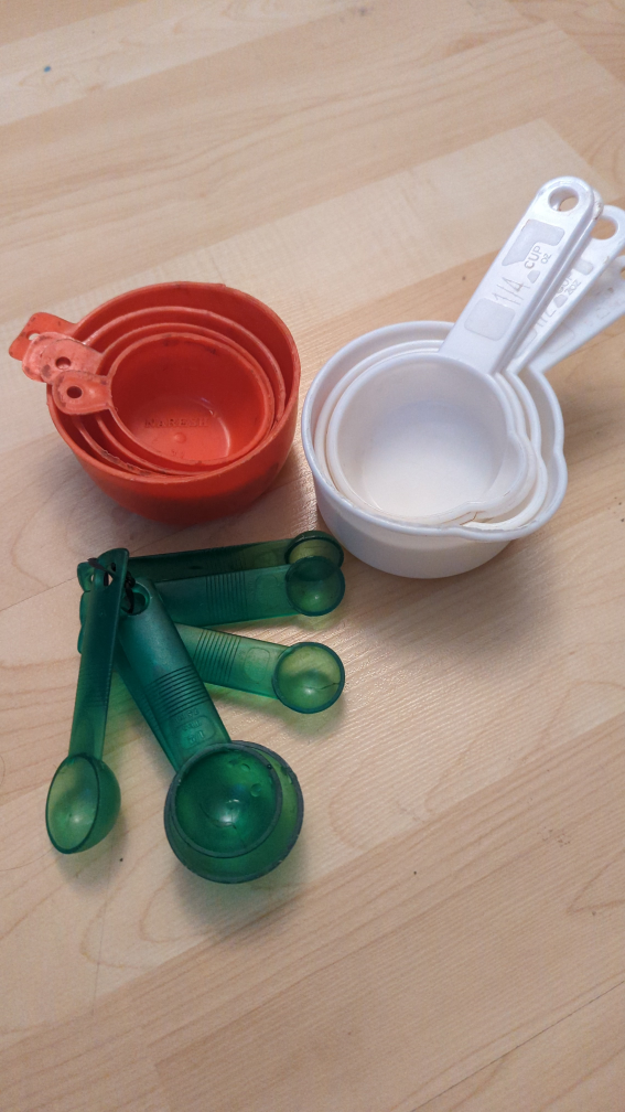 Measuring cups and spoons