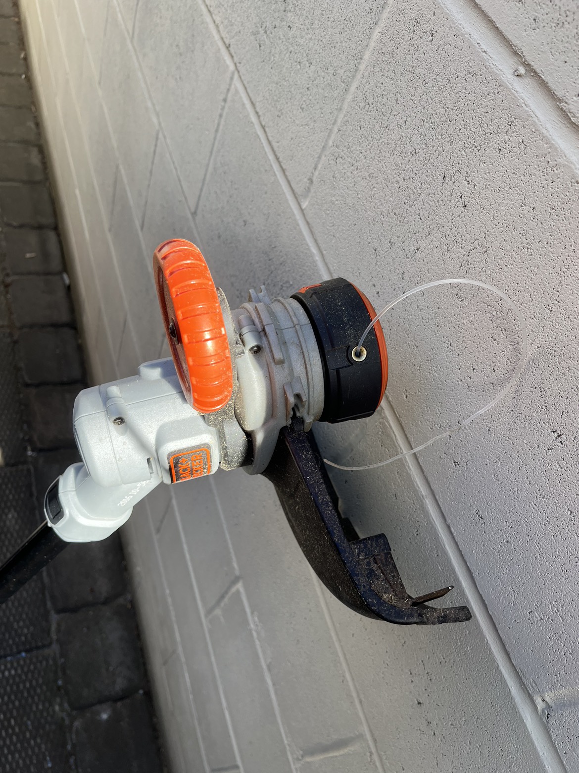 Cordless Black and Decker Weed Wacker - photo 2