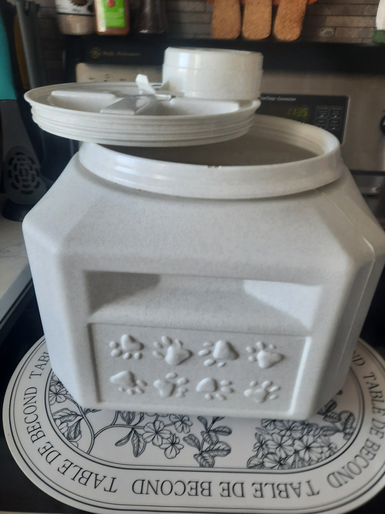 Gamma Vittles Vault 15 for Pet Food Storage thumbnail